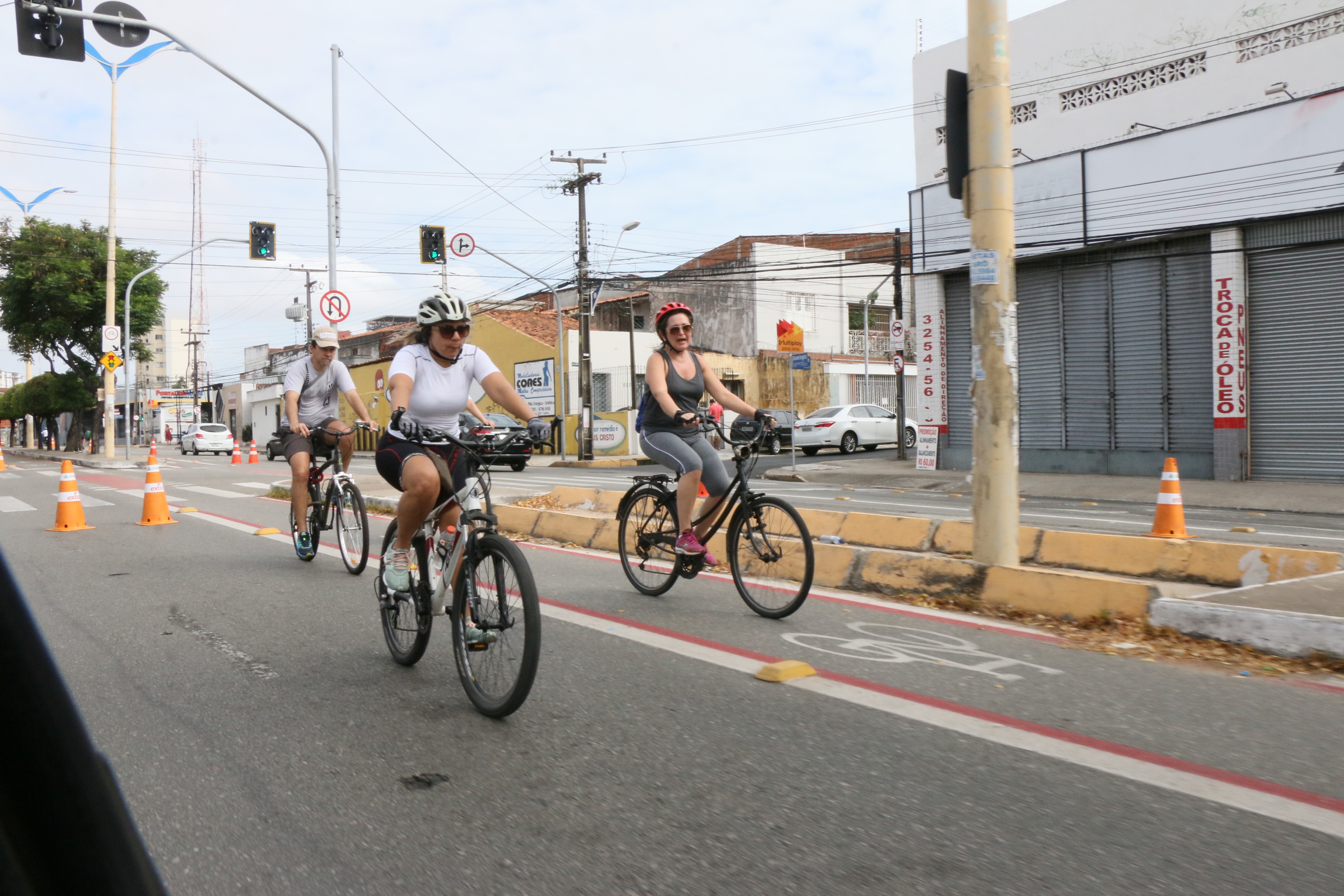 ciclistas passam pela avenida domingos olímpio